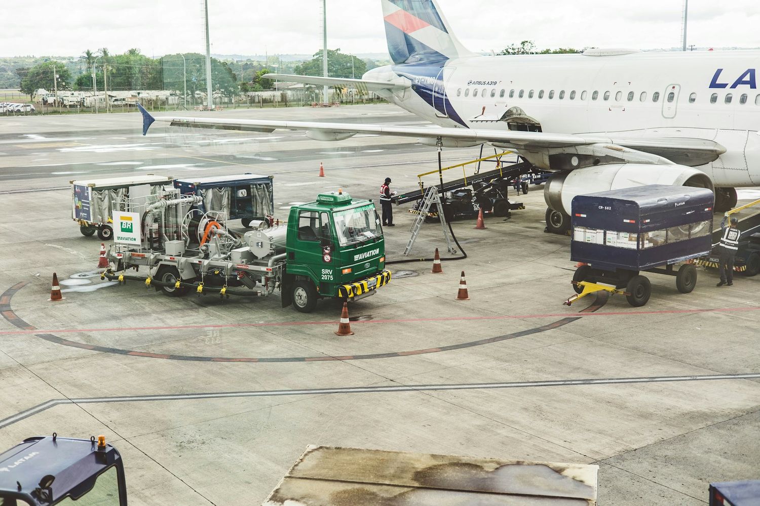 Aircraft refuelling on the apron